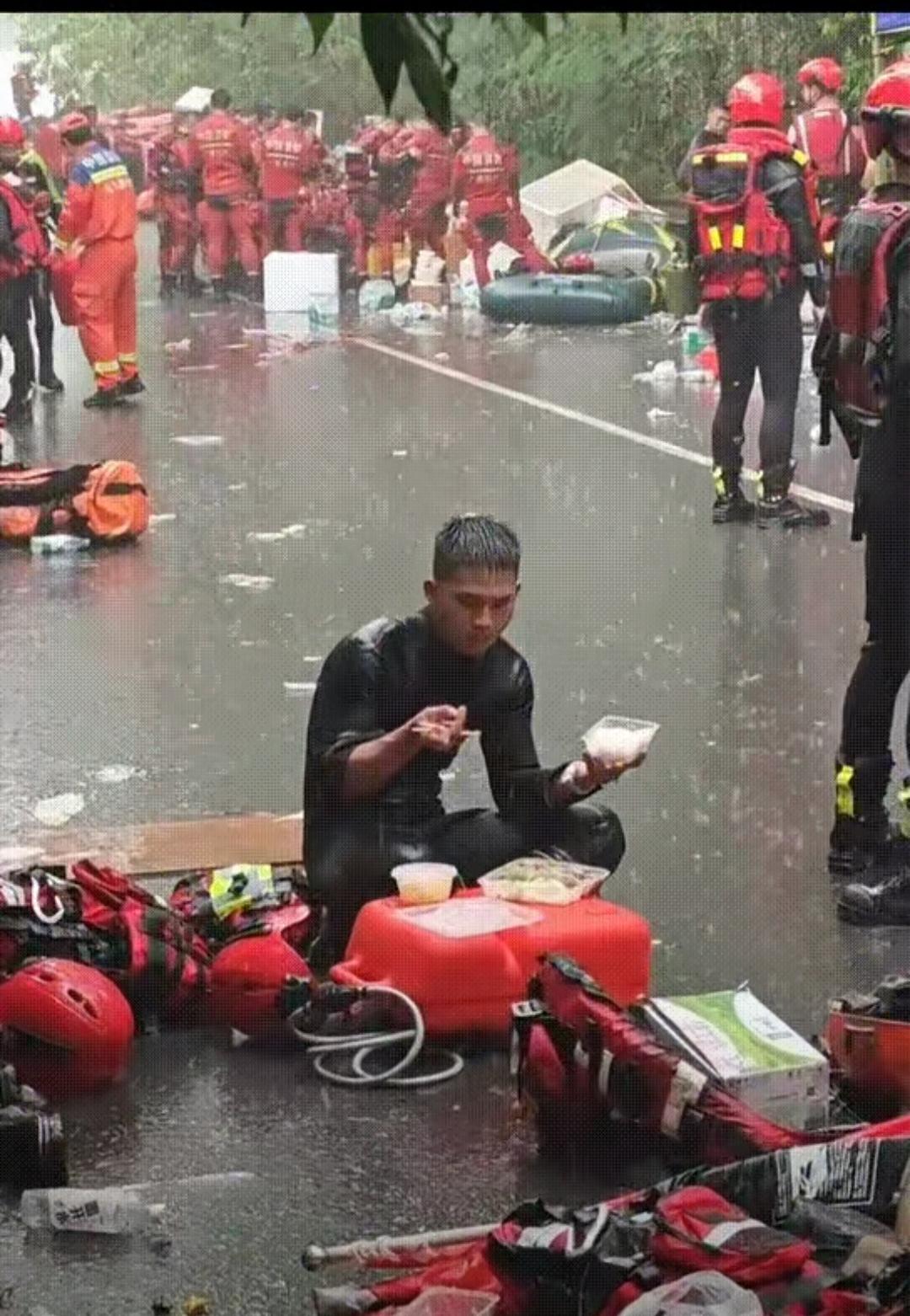 几步之外就是遮雨帐篷，他们却舍不得多挪一步！
 
看着战士坐在地上混着雨水吃饭的