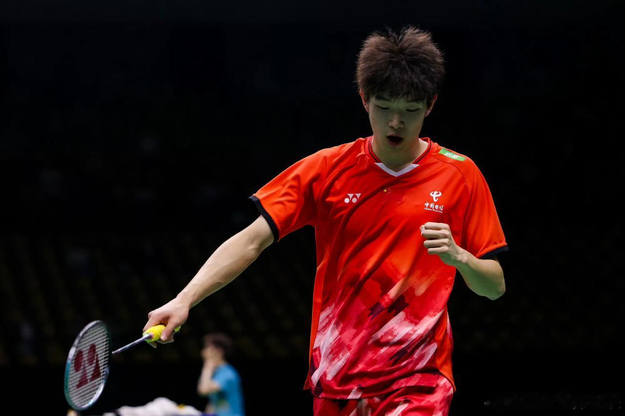 男单第二轮，朱轩辰2-1（21-17 20-22 21-9）击败贺首维，鏖战三局