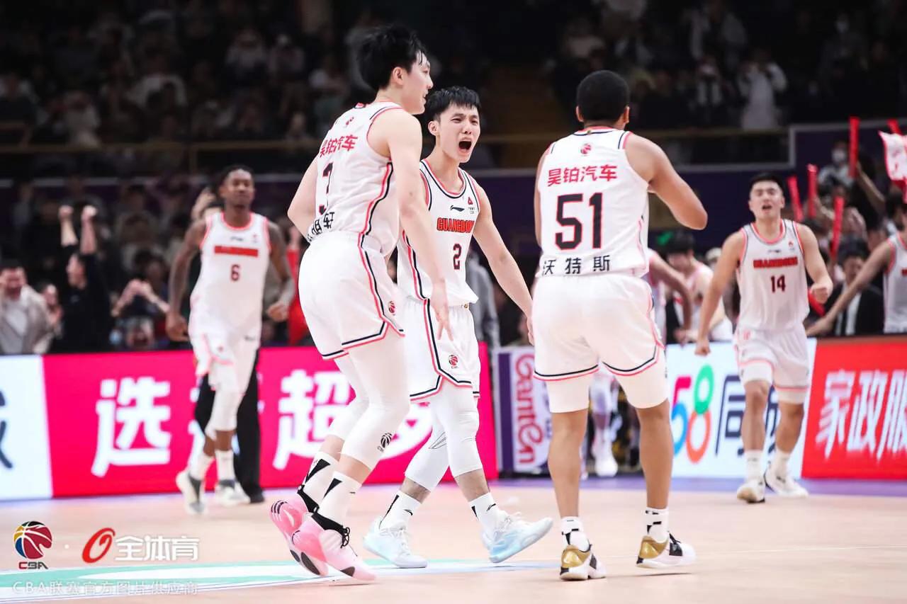 广东男篮战胜深圳男篮，这两点是球队赢球的关键

1、内线对位不落下风
广东男篮任