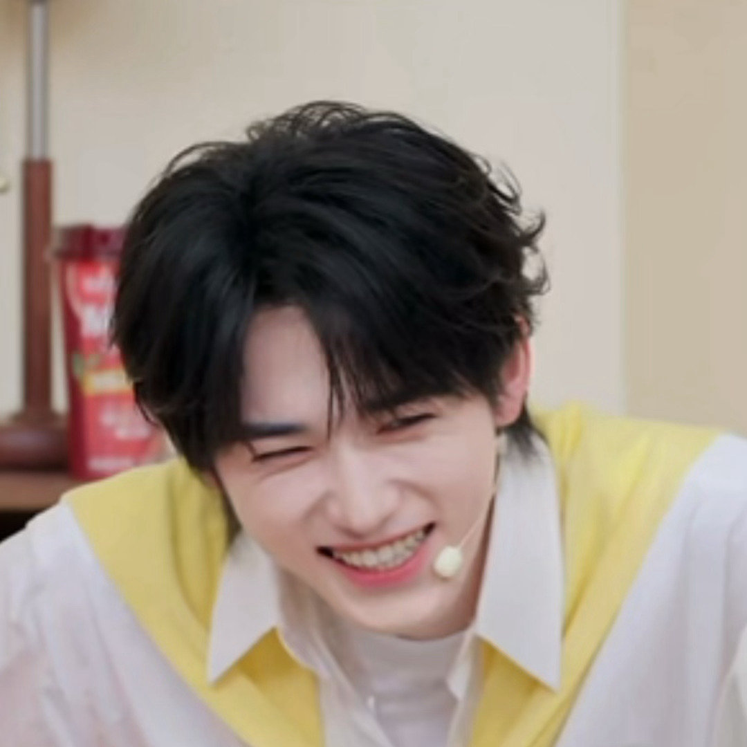 宋亚轩紧急撤回一个打哈欠 被抓包之后就这样萌萌的笑起来惹宋亚轩被发现打哈欠的反应