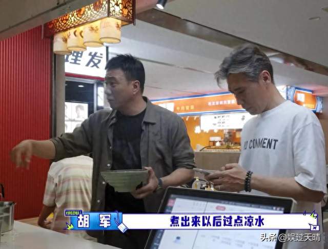 胡军深圳吃炸酱面，反复要求过凉水，结局让人哭笑不得