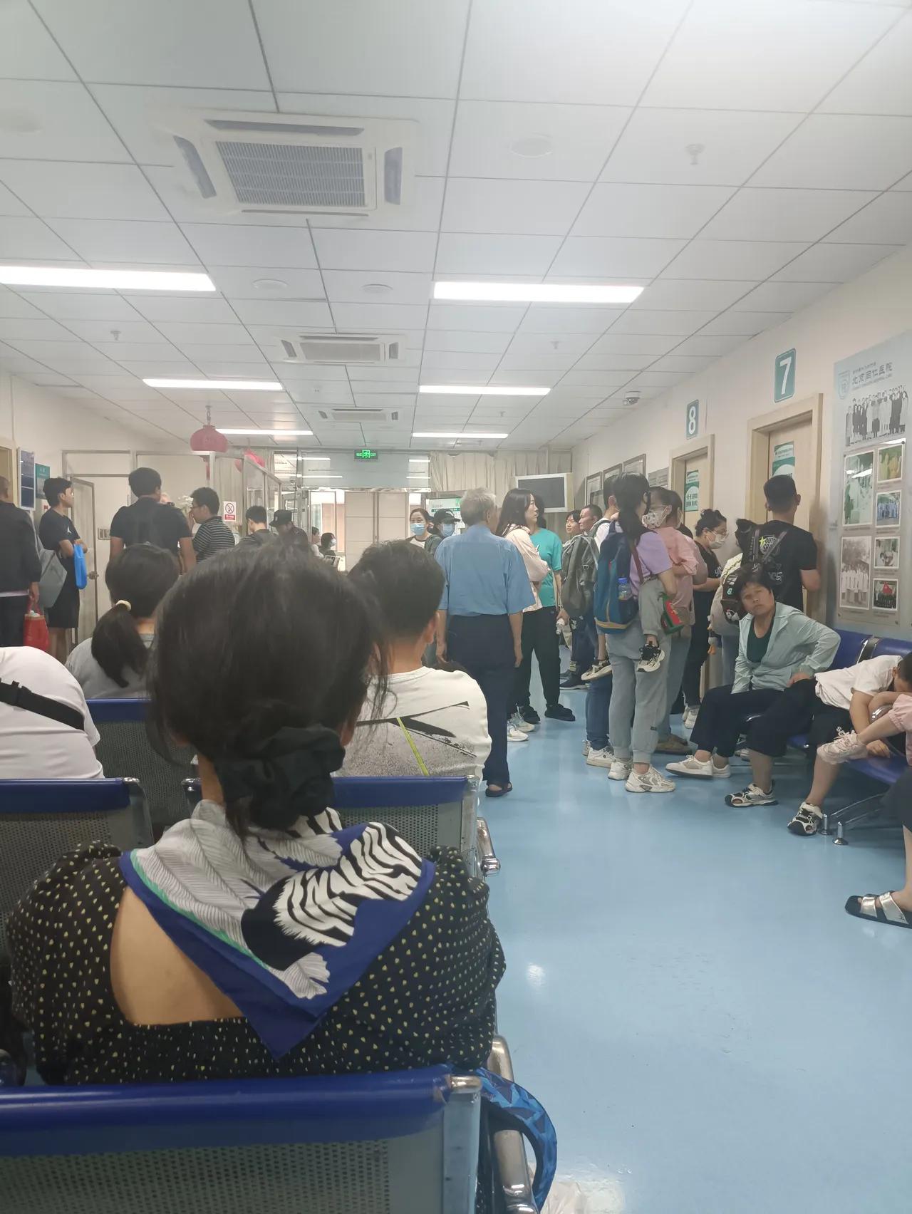 医疗当然是服务业，它的服务对象就是患者。医生、护士、药师、医技人员和管理人员，这