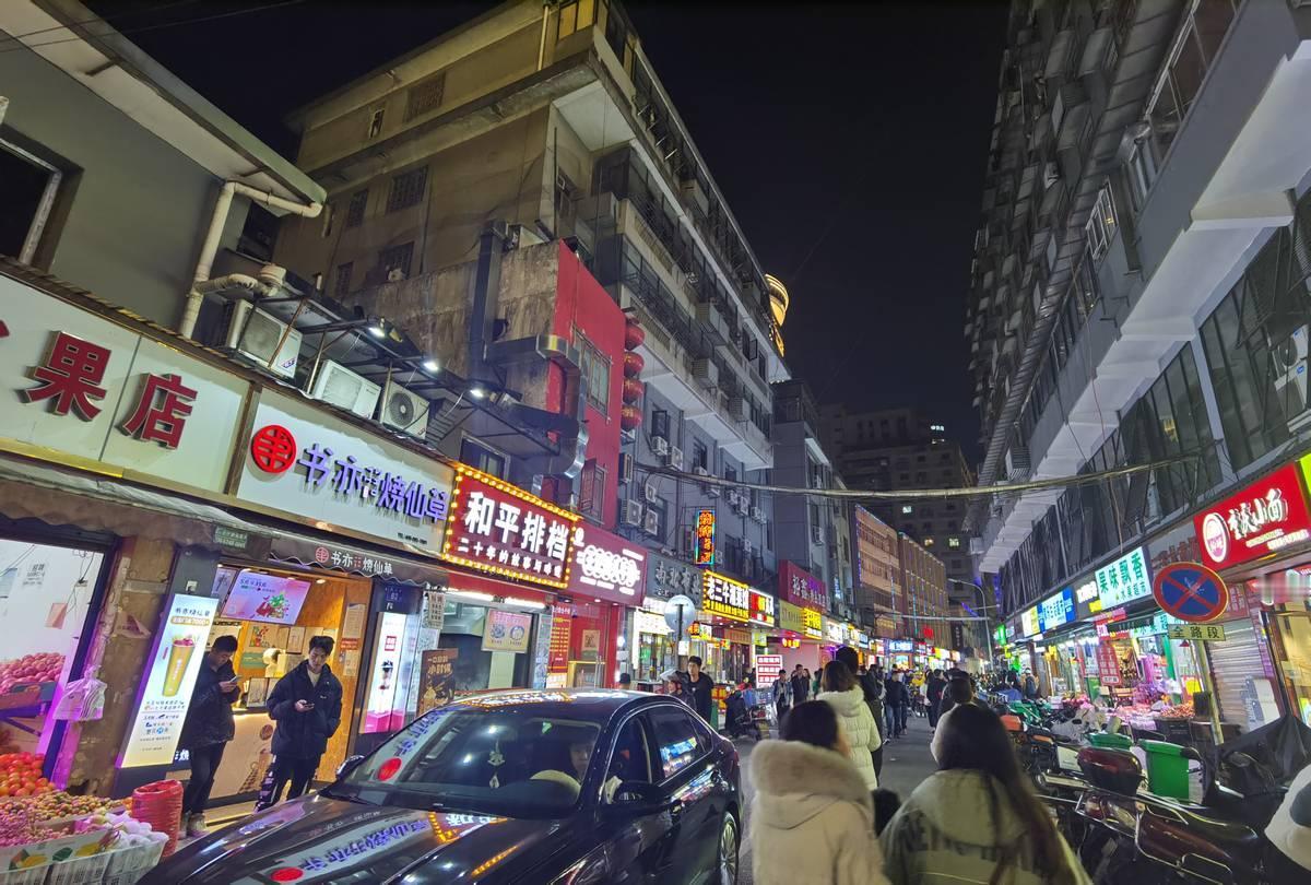 网友汇总的内地十大著名的步行街：
北京王府井：紧邻故宫，老字号与国际大牌齐聚；