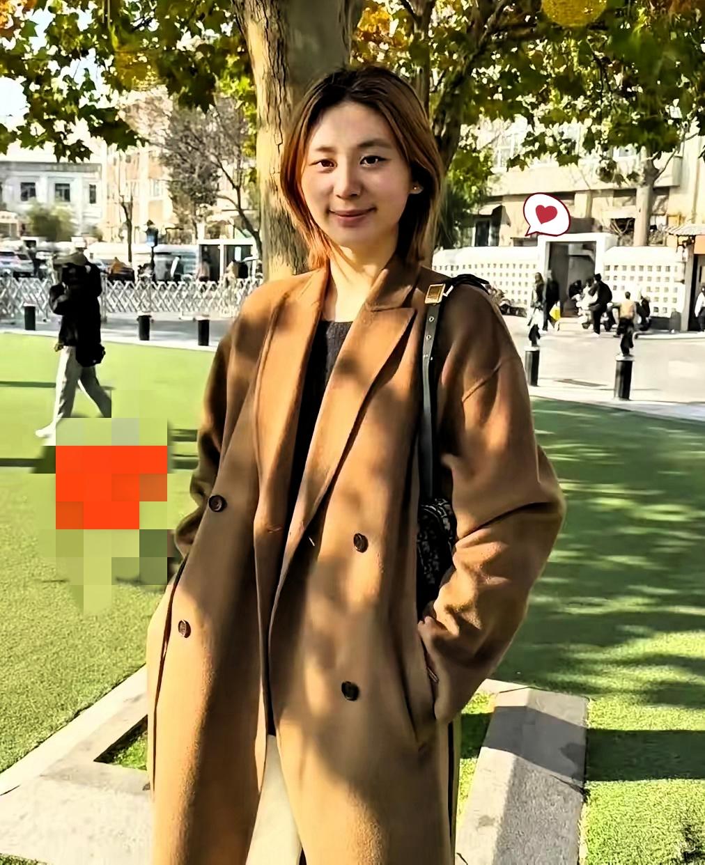 总觉得陈熠身上有种和年龄脱节的质感，明明才22岁，那份从容沉稳，很多三十岁的人都