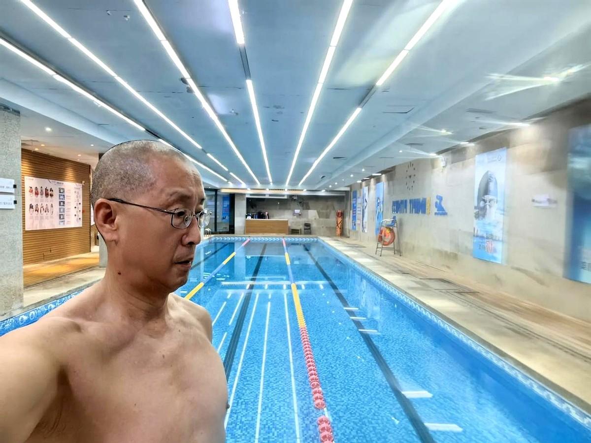清晨的泳池边水花四溅，我戴上泳镜深吸一口气扎进水里。

冰凉的水流划过皮肤，手脚