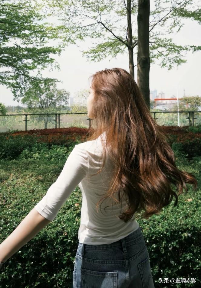 阳光洒在发梢，微风轻拂，享受自然的美好时光。
