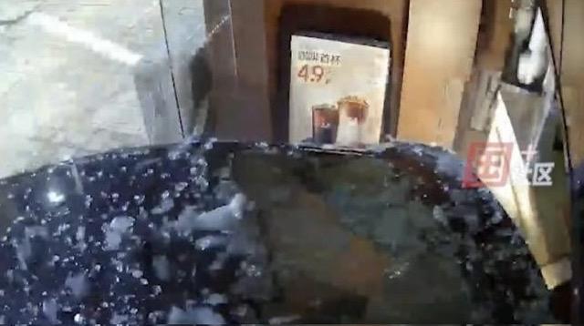 2025年9月26日凌晨，江苏淮安市徐杨老街一家古茗奶茶店遭遇严重撞击，一辆黑色