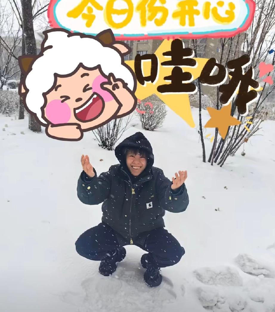 乒乓球运动员王艺迪更新日常生活片段！在辽宁享受大雪氛围，与朋友孩子合照。一直喜欢