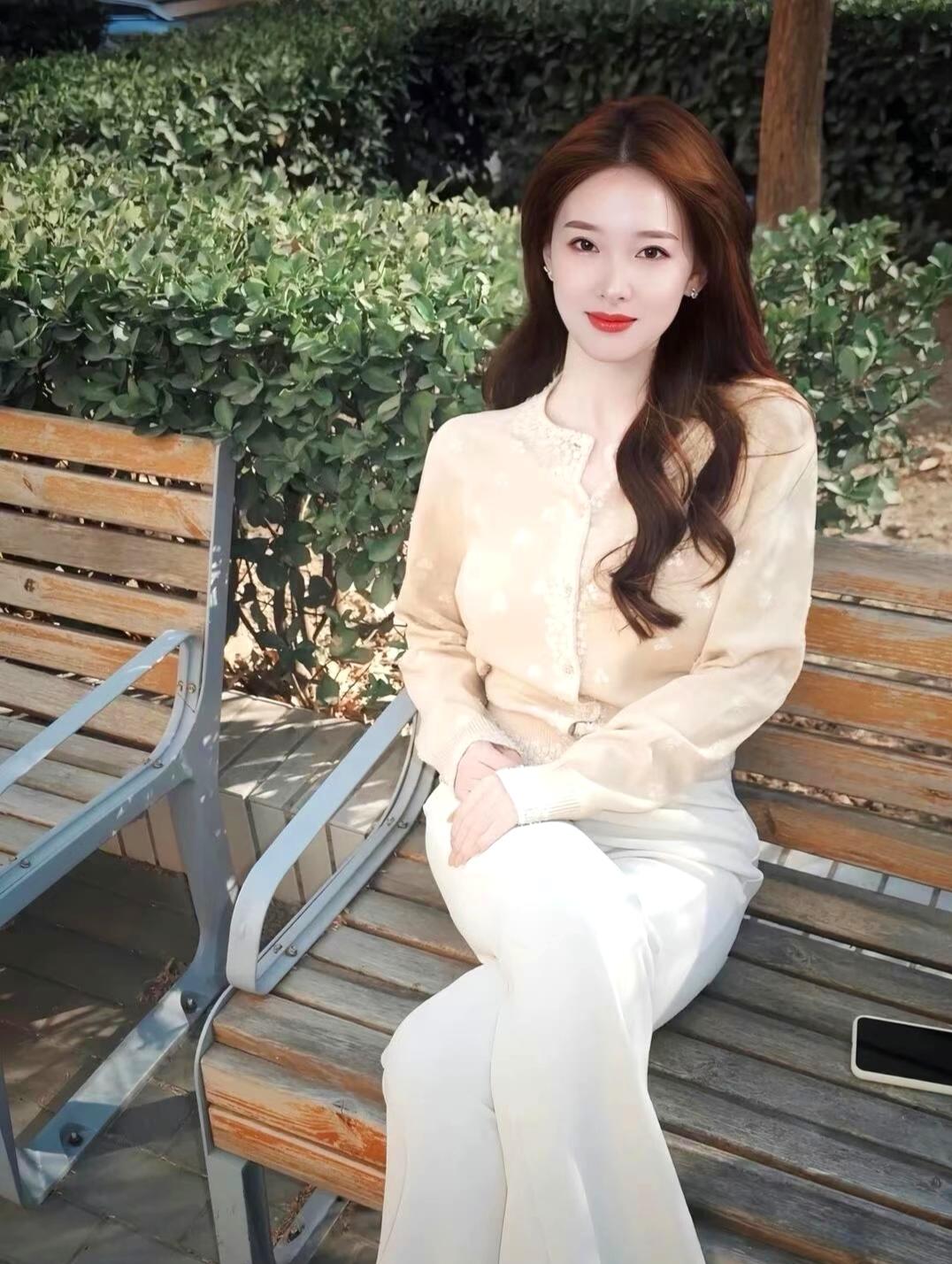 晒图笔记大赛玉女坐长椅，雅妆映绿阴。