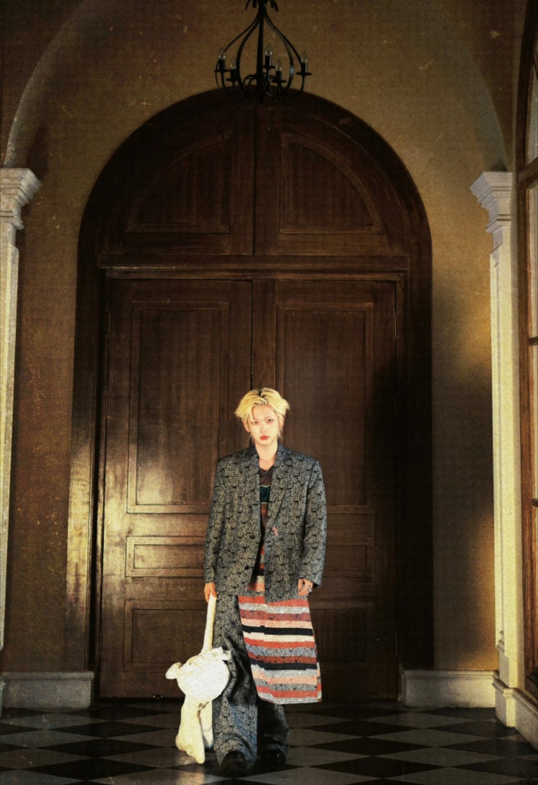 周震南财阀少爷既视感 在这次微博之夜的众星云集中，周震南凭借独特的个人风格成功突