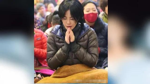 王菲信佛？
 
王菲信佛有诸多表现，她常去寺庙祈福，是俗家弟子，对佛教极为虔诚。