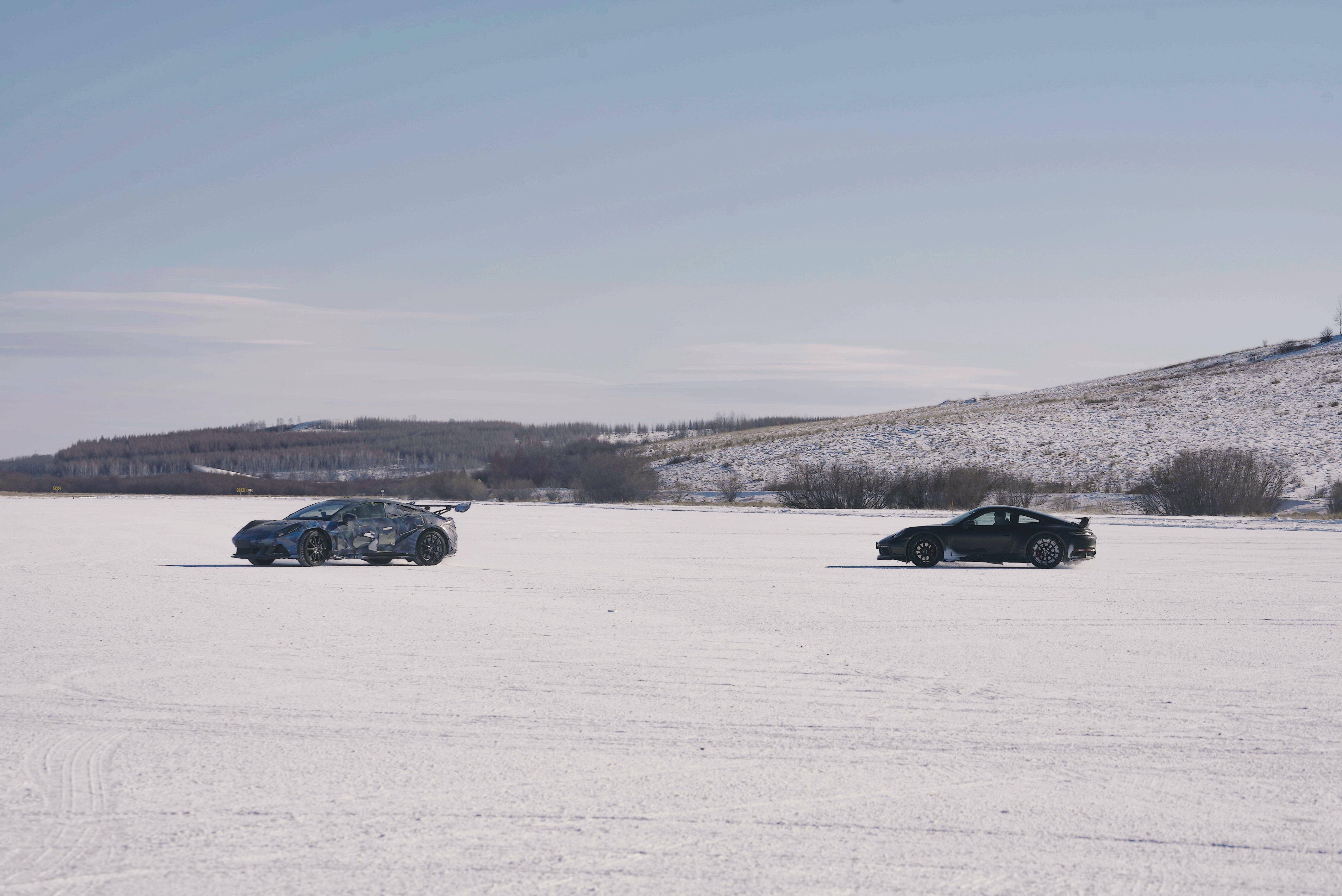 一张冬测图，一辆伪装车，一辆保时捷911，这是啥车？这是要干嘛！