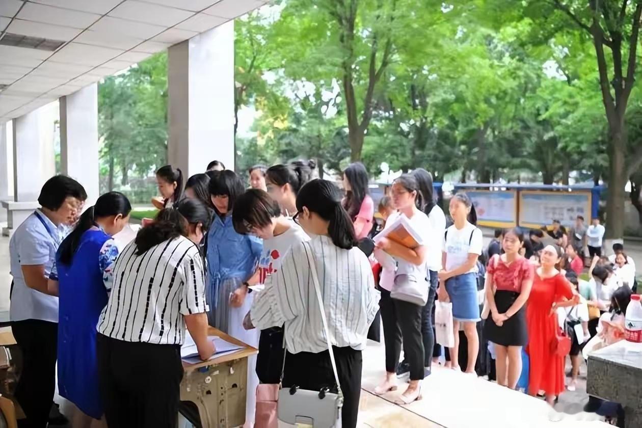 师范生抱怨被分配下乡不合理 日前，一位网友在问政平台上就湖南邵东将本科定培师范生