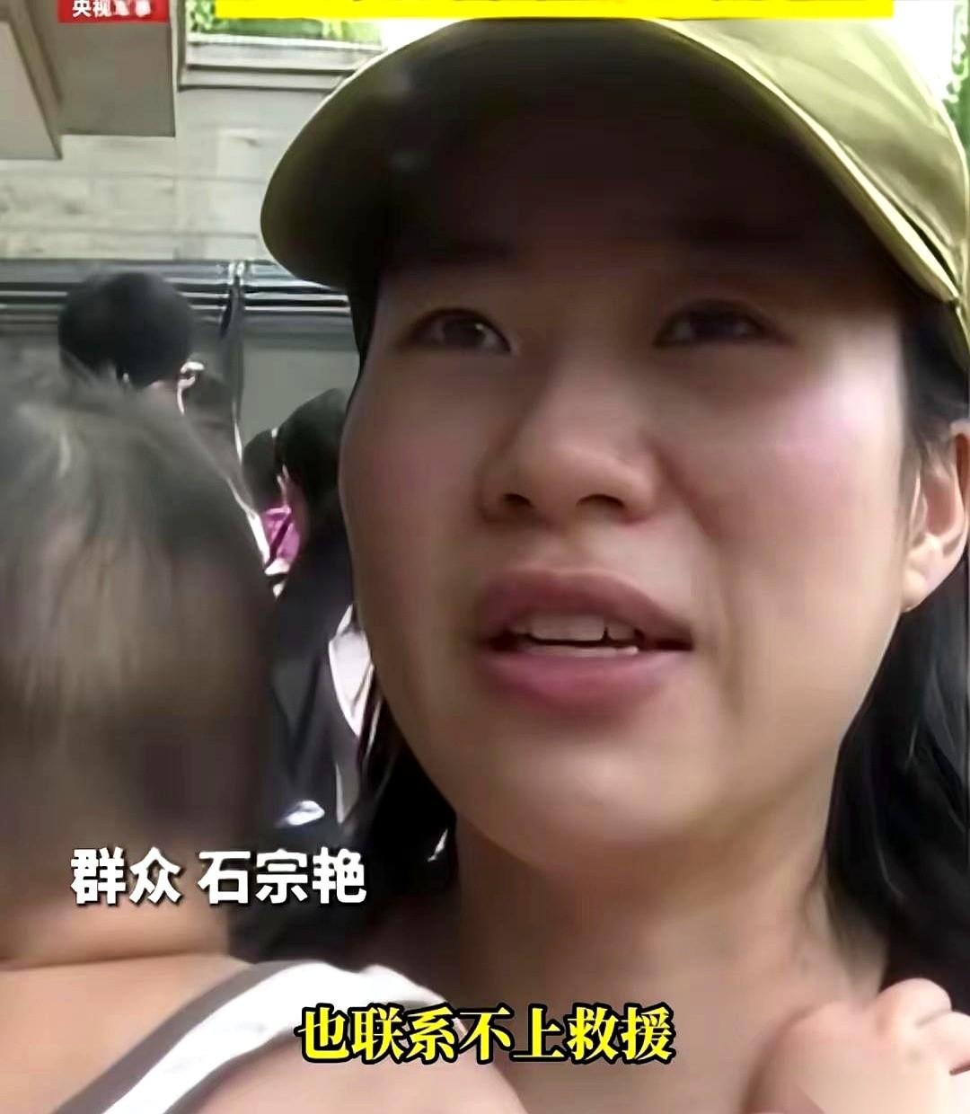 “放心吧班长，嫂子交给我们！”
这一嗓子喊出来，她整个人都定住了，抱着孩子的手僵