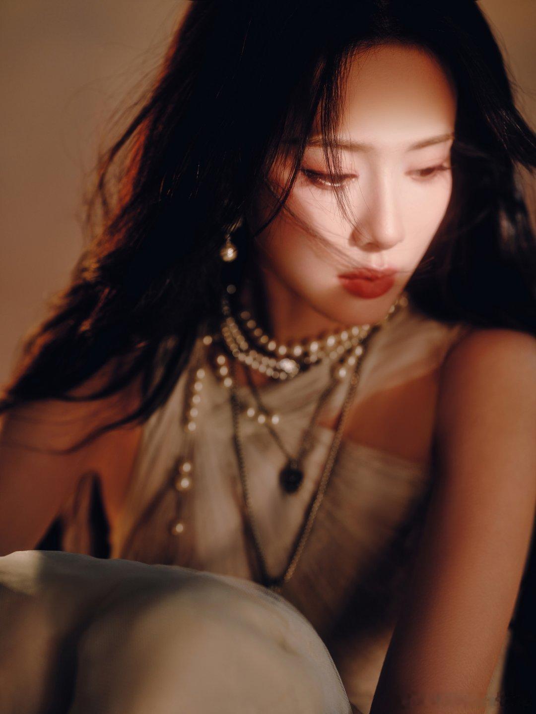 孟子义1205生日快乐孟子义生日大片，浅金纱裙搭轻羽披肩，这套太喜欢了，好美！灵