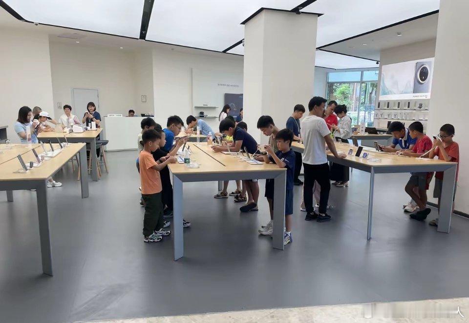 同一时刻、同一商场内华为、苹果、三星门店的情形[允悲]，华为店小孩聚集，苹果店仍