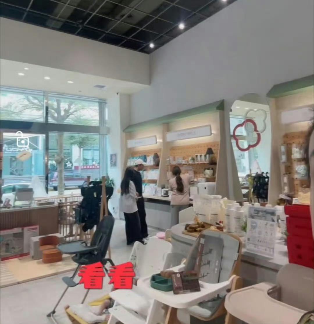 大S女儿给新生弟弟挑礼物。
汪小菲喜添一儿子，如今已是三个孩子的父亲了。
最让人