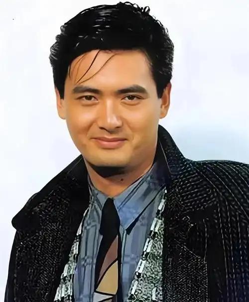 果然被我猜中了！
如今香港演员日子不好过啊，
今天的报道大家都能看到：周润发一套