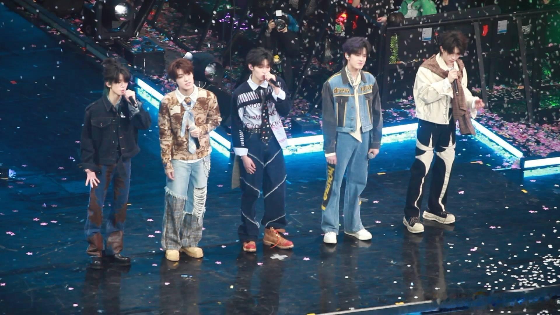 TOP登陆少年我喜欢你开始脸红了 谁懂啊！看小帅哥们舞台真的会上瘾💥舞台上的T