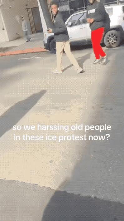 美网友说：这是自以为是的表演，哪怕在游行队伍里，支持反ICE，那也只是黑人的提款