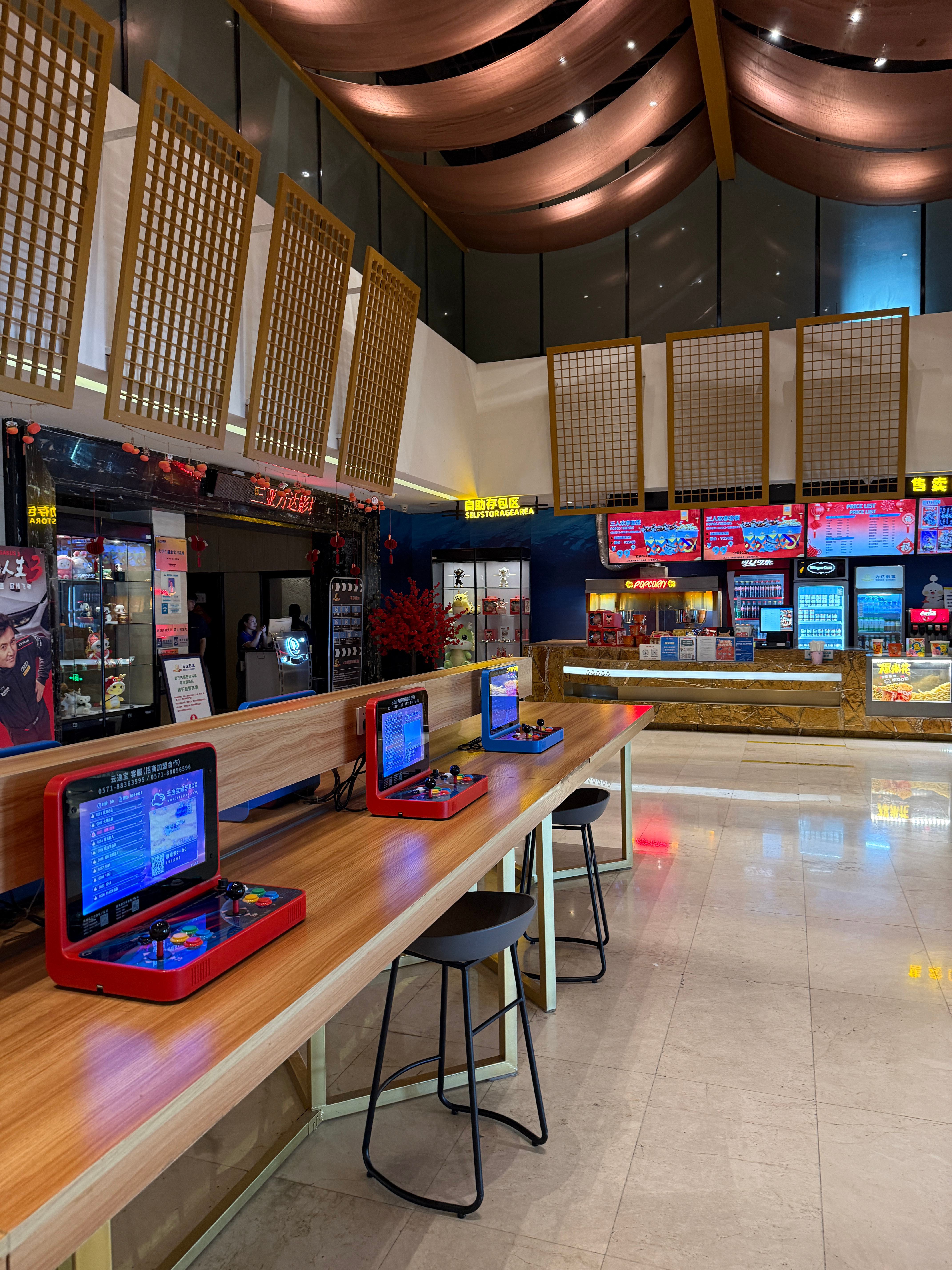 现在三亚的万达电影院已经没人了 旅游城市赚钱真是一阵一阵的