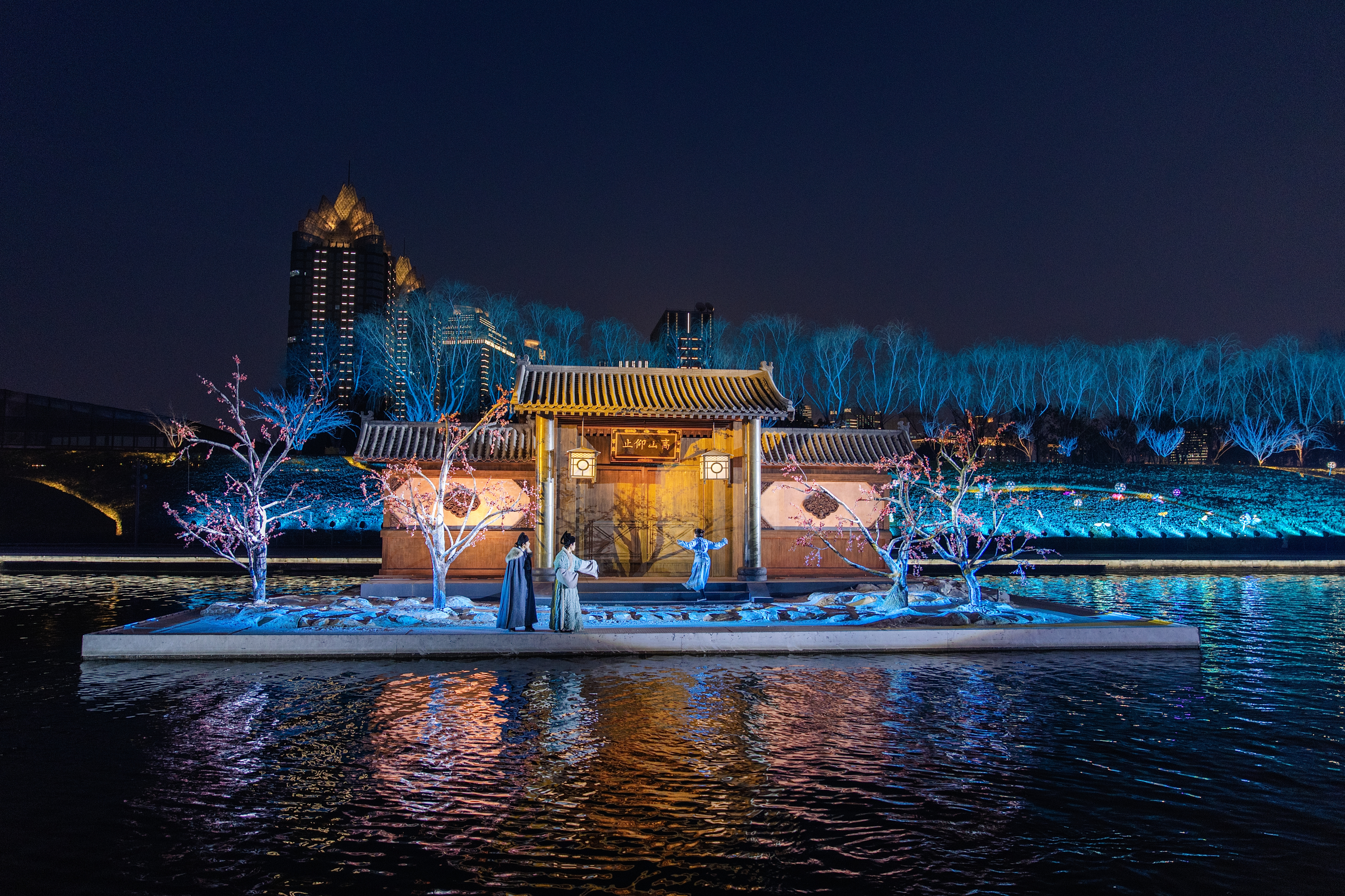 地点郑州，时间刚刚。各位，猜猜这是郑州哪儿？CBD如意湖！不知道什么时候开始，如
