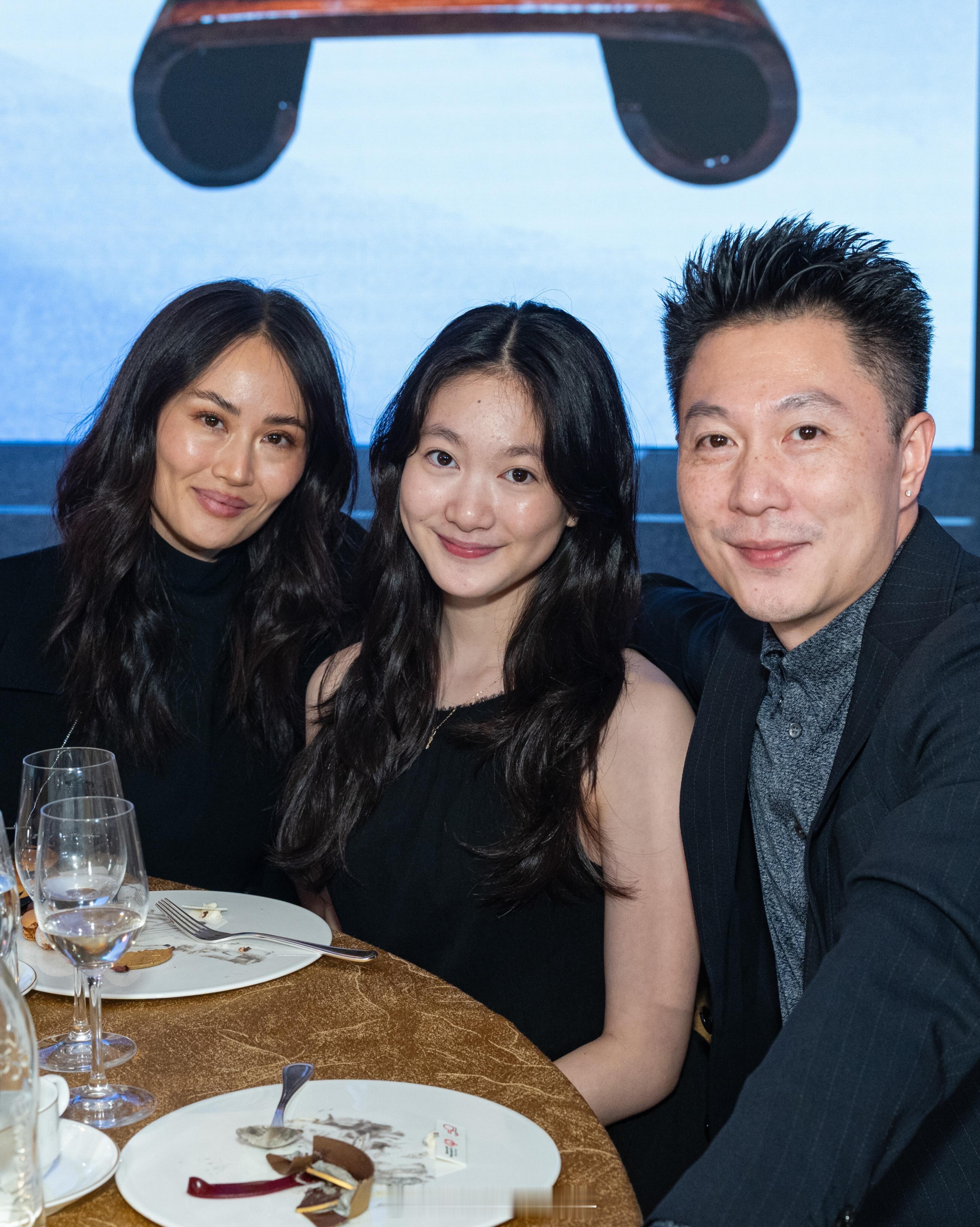 李小鹏一家三口晚宴合影14岁奥莉这么大了 李小鹏一家三口晚宴合影，14岁奥莉这么