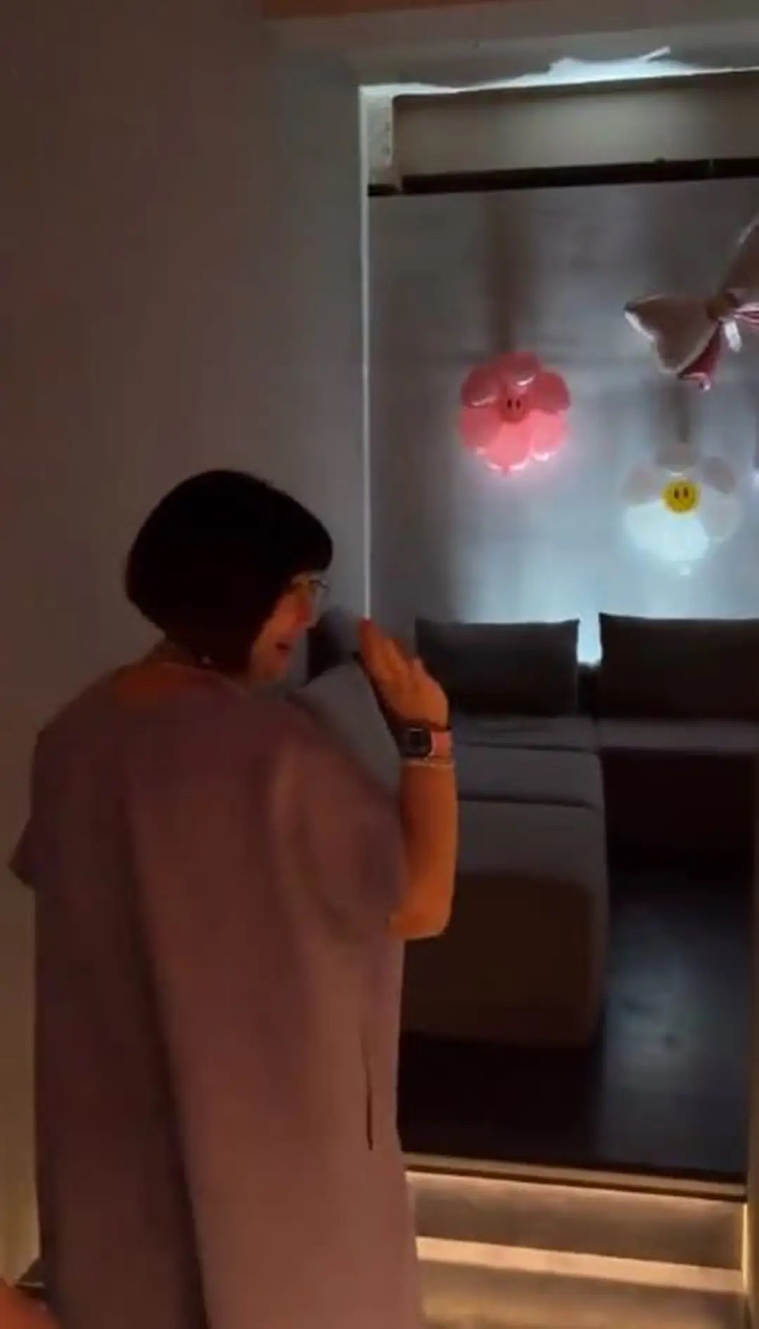 45岁任家萱与朋友庆生，体重不止130，戴老花镜唱歌声音依旧甜美！ ​​​