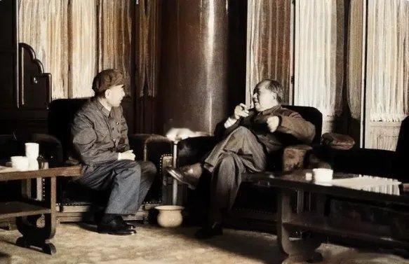 60年代的天安门城楼休息室，定格了这张珍贵的合影。刚结束检阅的毛主席与周总理并肩