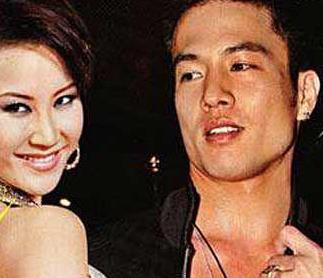 2002年，李玟拍MV的时候，一眼看上了安志杰，两个人很快就谈恋爱了，结果热恋还