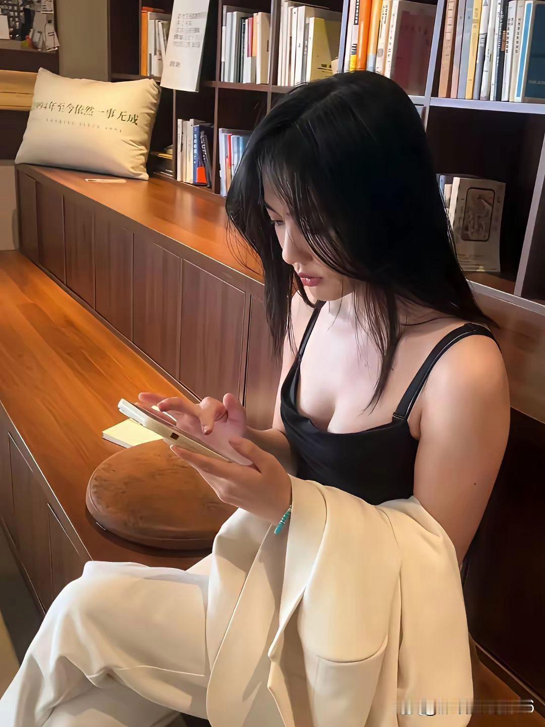 在书海中沉醉，享受阅读的宁静时光。