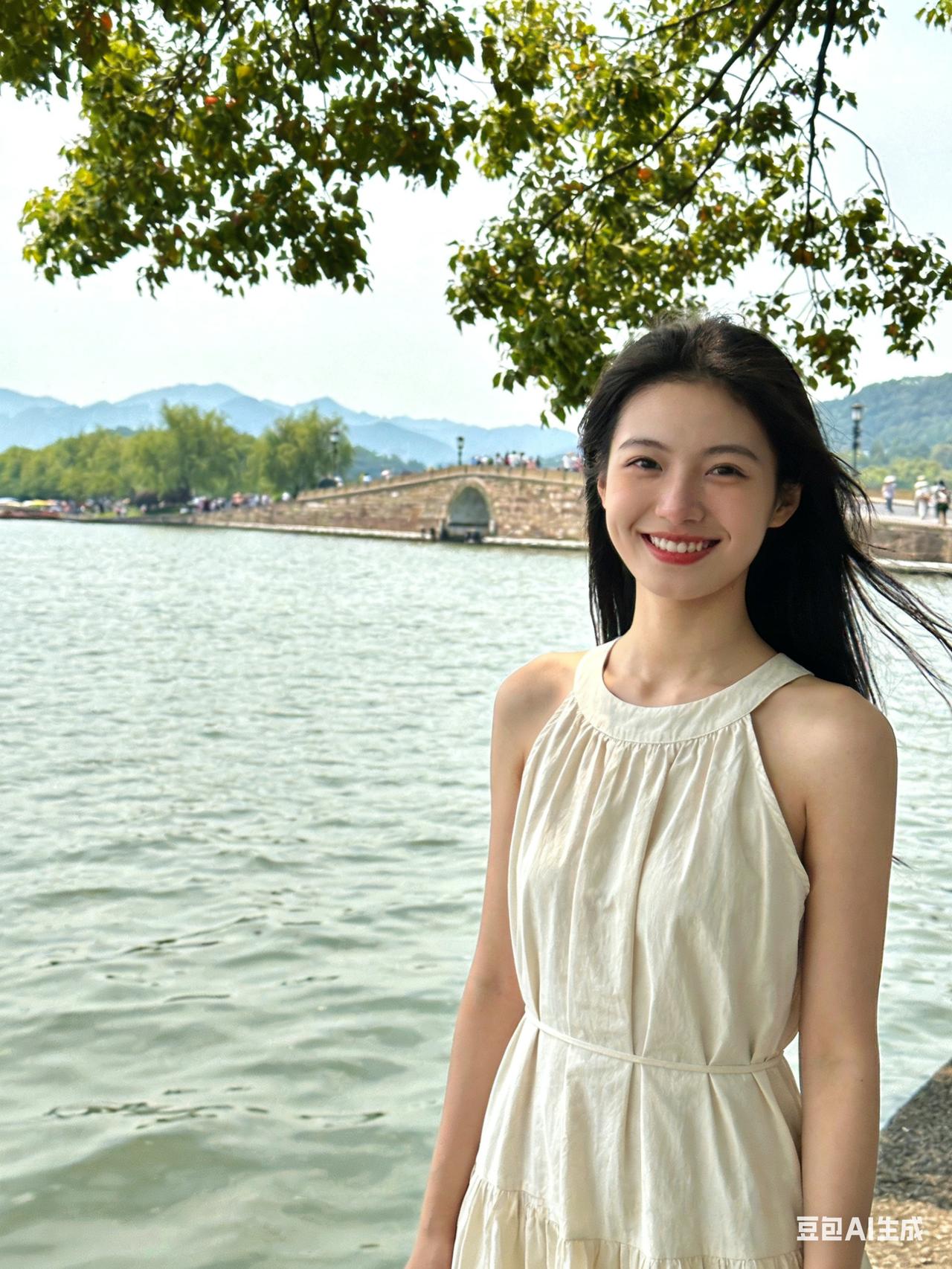 她泪里有光:“我不怪你”
(一)

开篇
 
西湖水皱映残红，笔底春风意未穷。