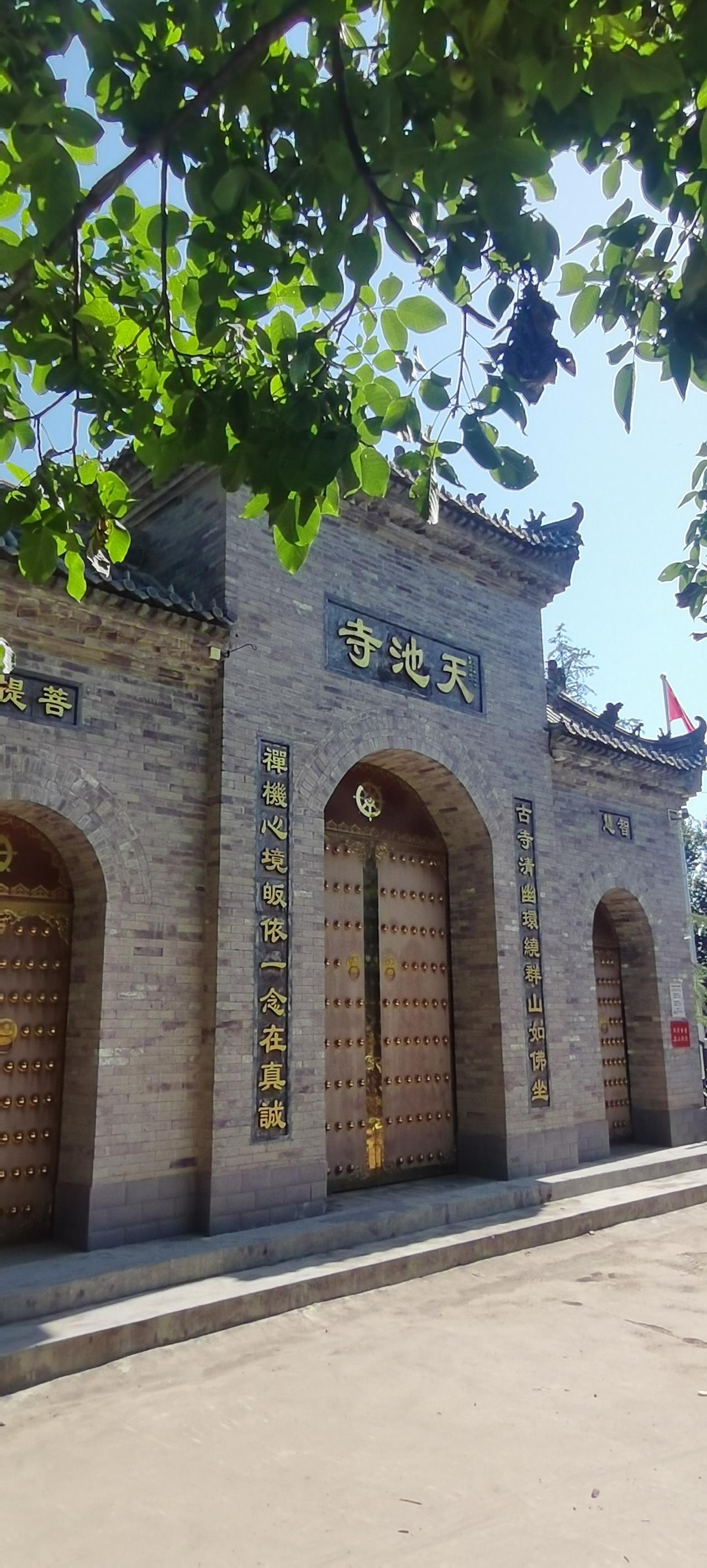 《静 坐》
文/  朱有墩（明朝）

每日清晨一炷香，
谢天谢地谢三光。
惟求处