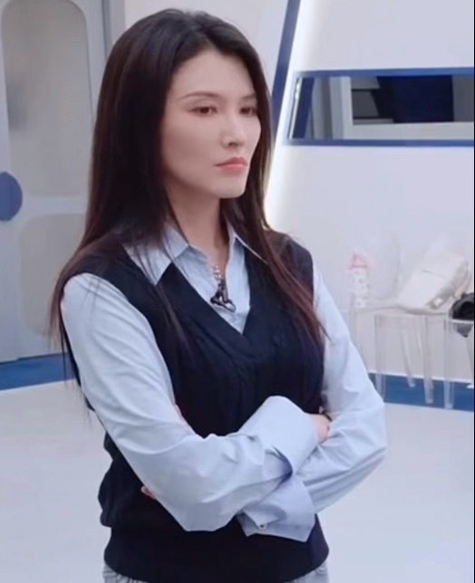 徐洁儿课堂上最严厉的母亲别人休息她专注，别人松懈她紧盯，徐洁儿全程在线把控练习节