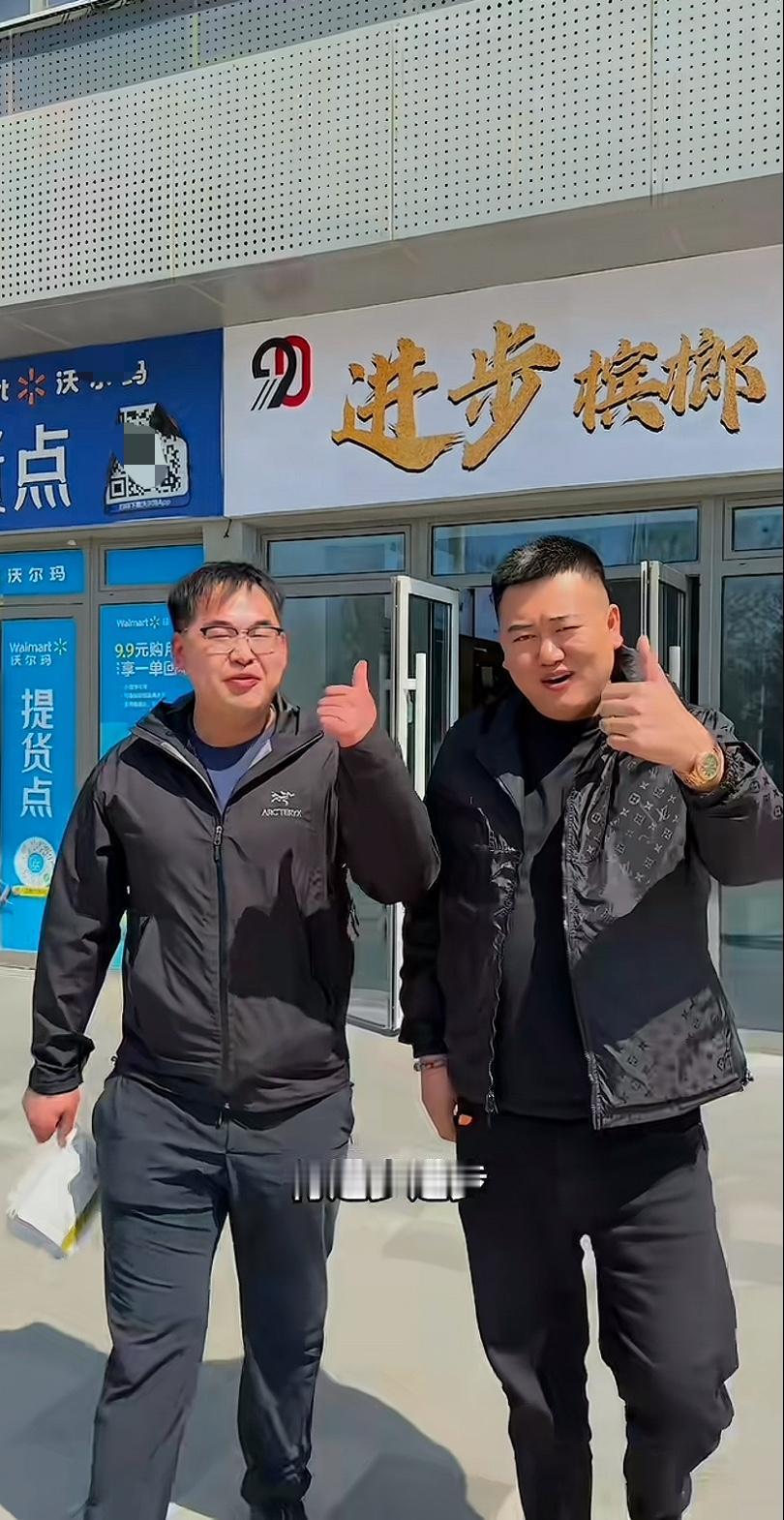 “石家庄贷款王”张晓民，穿的不挂，玩的花。
他这套“网红赋能加盟”的玩法，费用绝