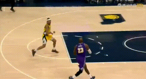 这是谁——不回防快攻成功还侮辱对手？
居然双手拇指朝下侮辱对手，这还老嚷嚷对手要