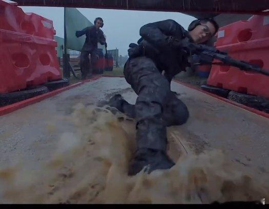 于适爷们就要战斗  哎呀，于适这一段真的太燃了，蛟龙行动看得我目不转睛，支持到底