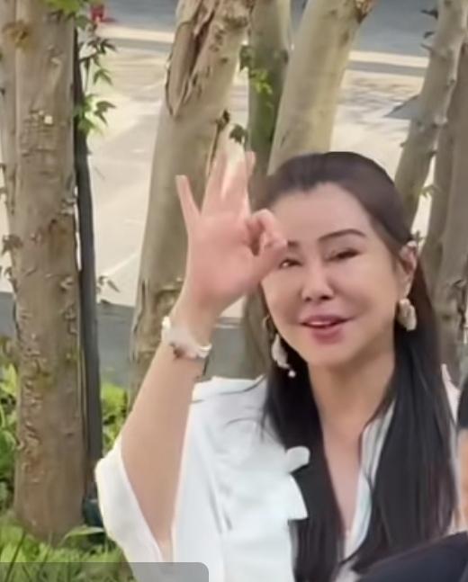 王祖贤明明长的漂亮，却把自己整成这样。眼歪嘴斜皮泡眼肿，一笑起来眼睛都肿成一条缝