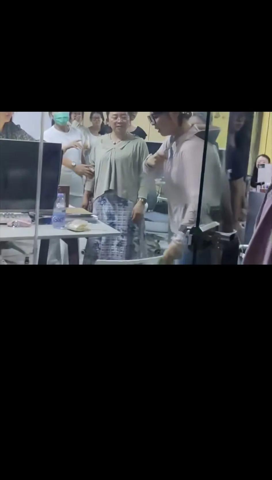 近日晋陕豫金融中心1701好仕途教育咨询有限公司，发生一起学员刀架脖子讨要被骗钱