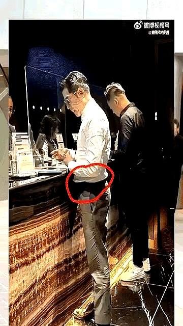 他应该是目前来说最帅的一位天王了吧！

他60岁穿笔挺西装为新电影站台，静静站在