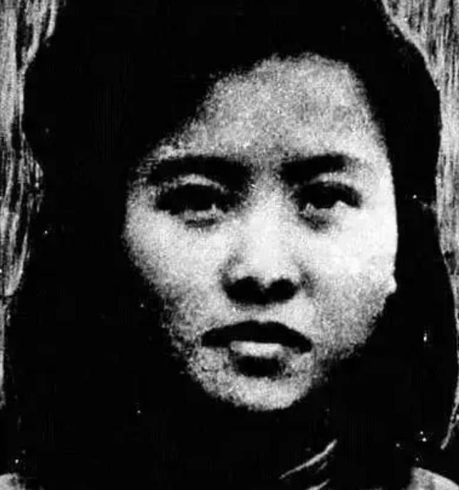 1949年，女教师朱世君被军统特务抓捕，在押送往渣滓洞的途中，押送人员李朝成认出