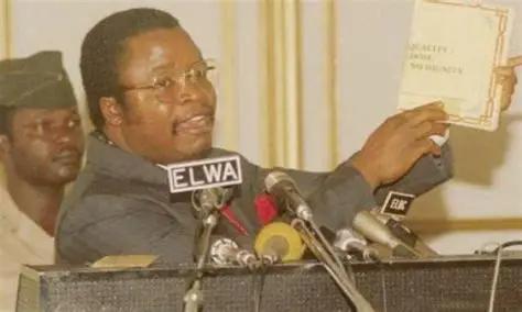 1990 年，利比里亚总统多伊被剥光衣服瘫坐在地上，他的部分手指被砍掉，耳朵被割