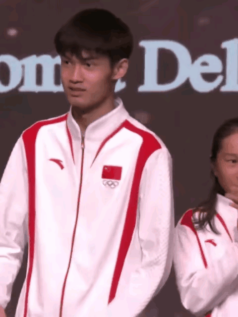 干饭哥:胖哥，开庭的时候带着你的破羽毛球拍[偷笑]

昨天澳门文艺汇演，盛李豪在