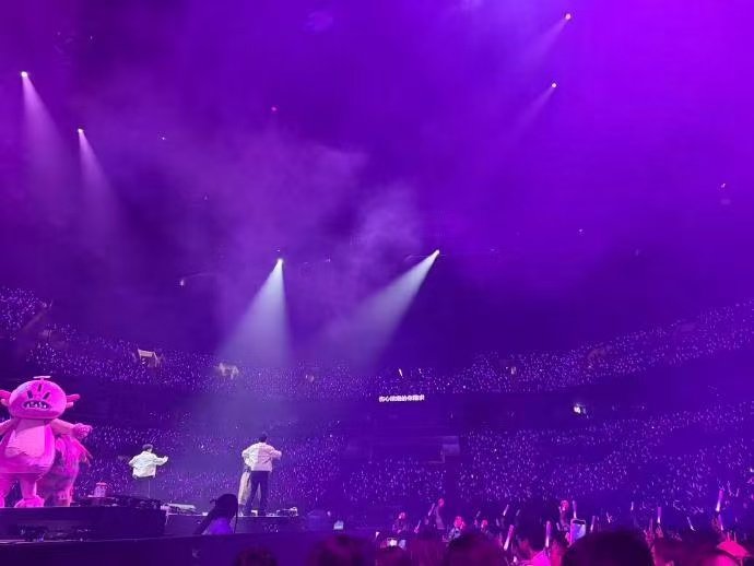 汪苏泷世巡纽约场上座率 纽约场满座盛况太震撼！全场灯海璀璨耀眼，音乐跨越山海汇聚