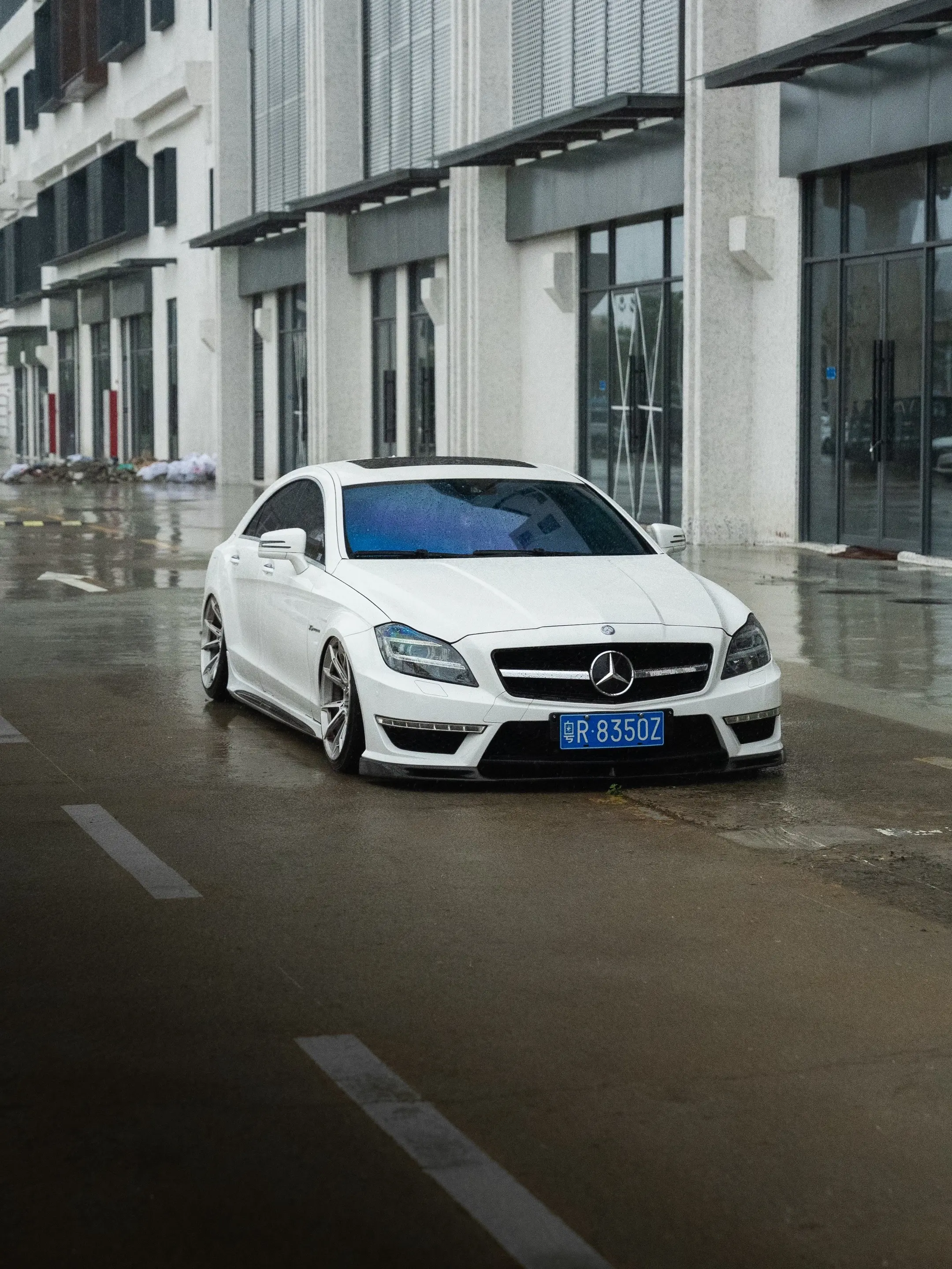 没有伞的孩子只能拼命跑 你跑过的夜路淋过的暴雨都会成为照亮前路的灯