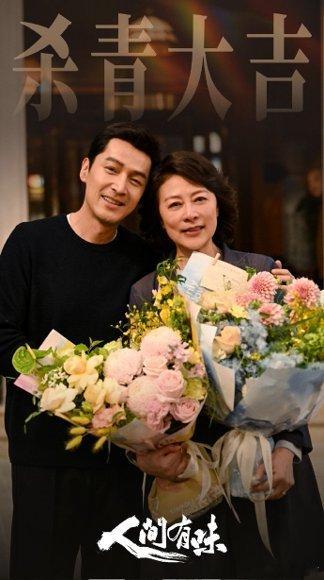 胡歌李沁群像海报胡歌穿厨师服、和老戏骨们捧花合影，烟火气扑面而来，看着就踏实。海
