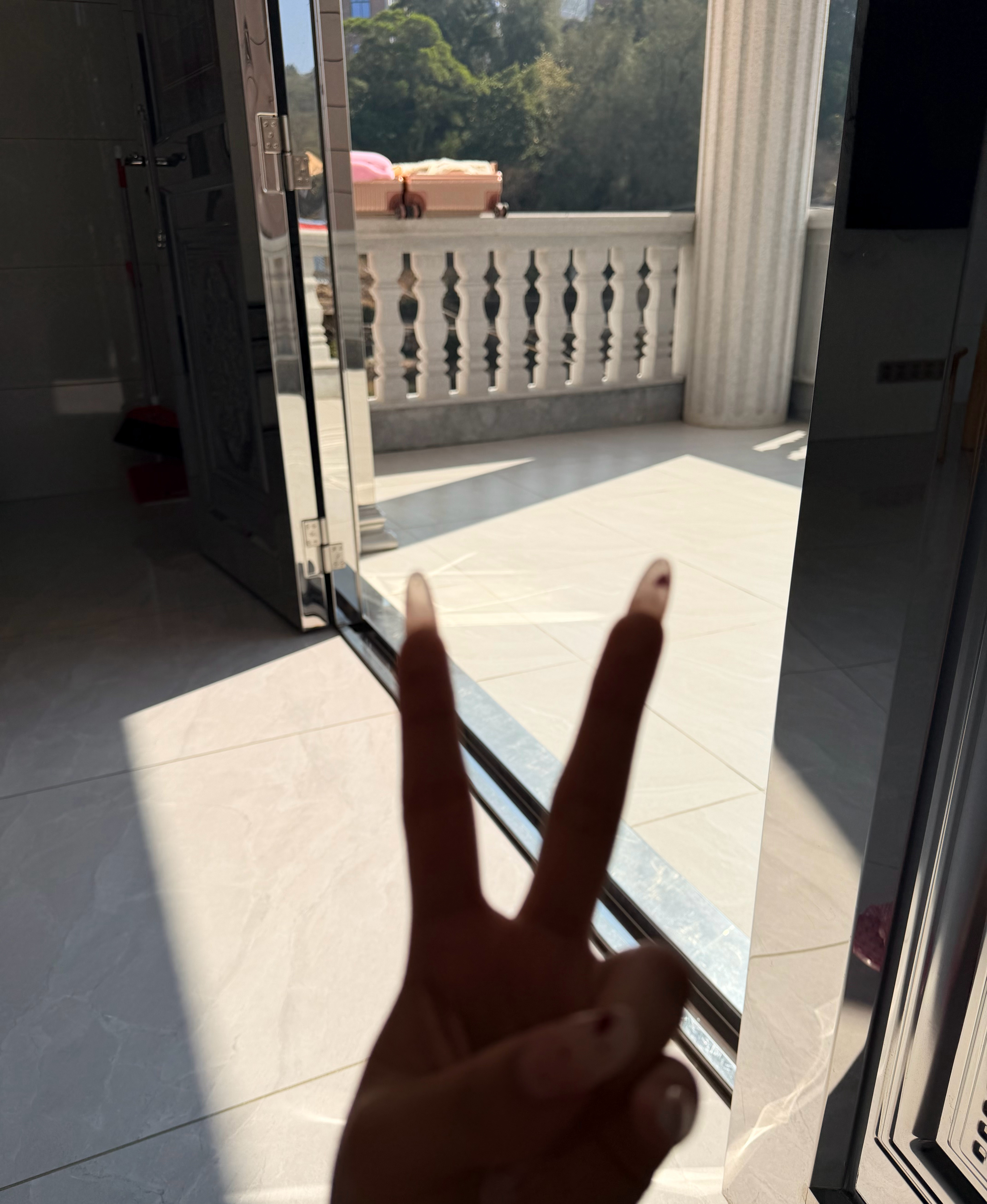 我跟我弟说 我给你100 这几天在家我洗头你都帮我吹头发 他很爽快的答应了现在正