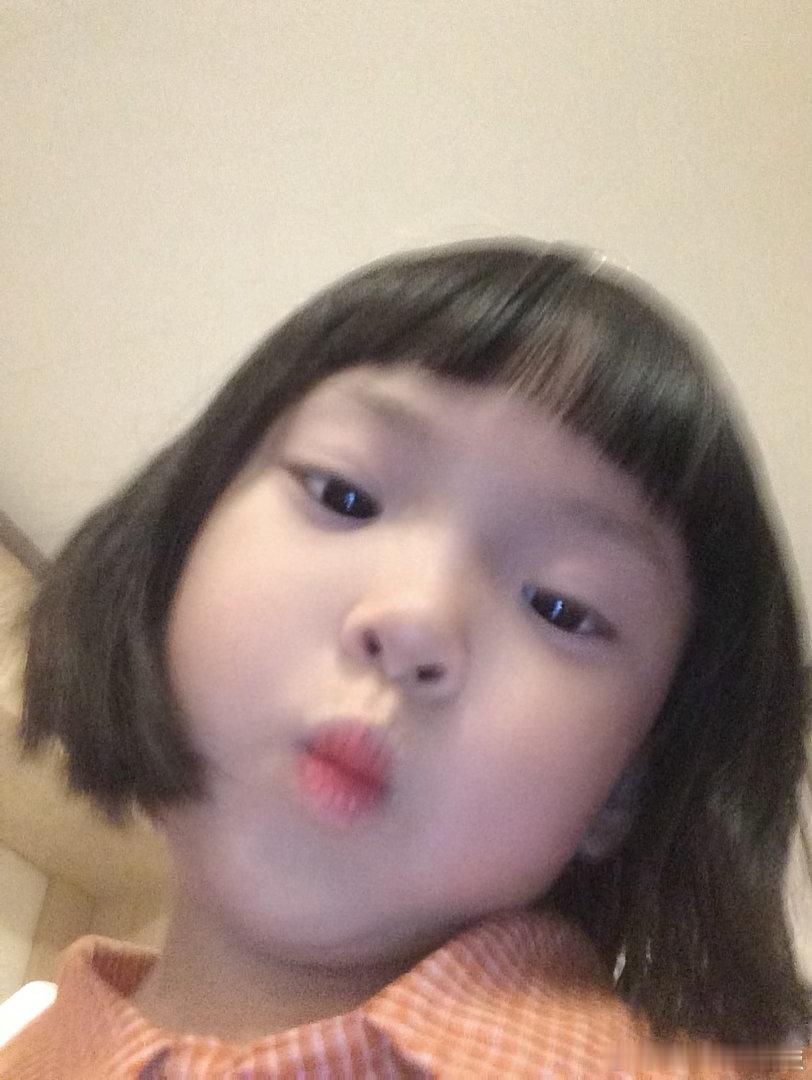 笑死我 偷偷玩手机 还是用美颜相机拍的 ​​​