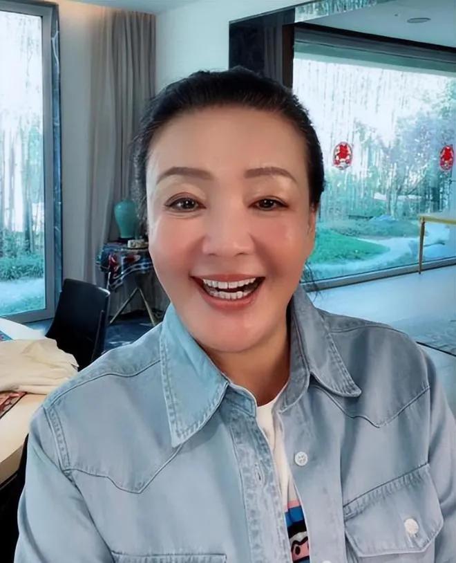 张老太除了企业家光环，其他言行举止和一般市井泼妇没两样：一切错都是别人的；前儿媳