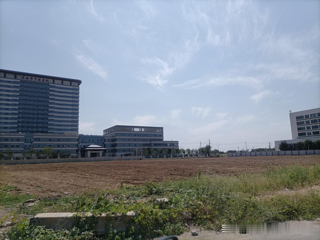 医科大南区东南角这地儿平整了，不盖楼的话，先种上二亩麦子吧[奸笑]